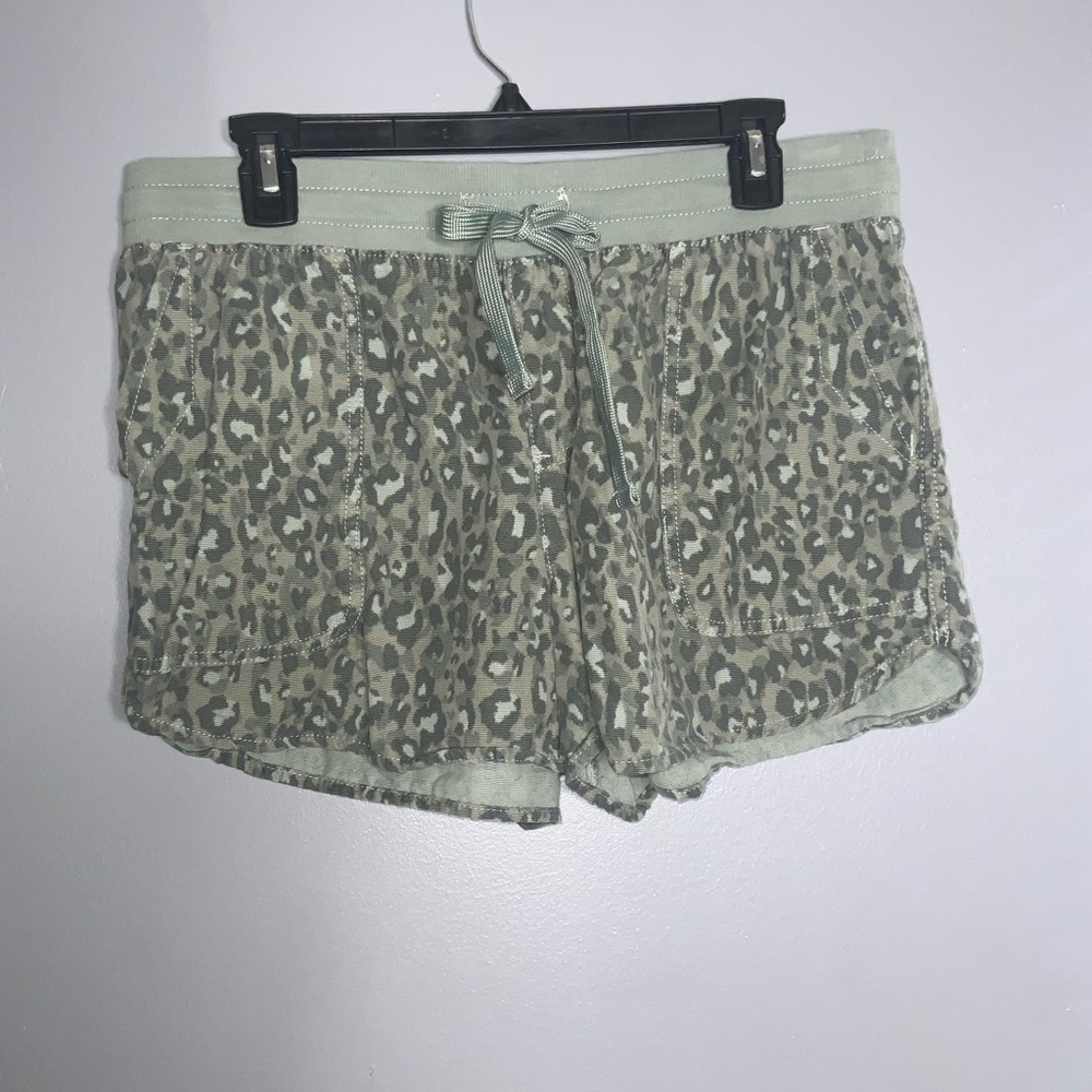 Maurices Olive Leopard Weekender 3.5in Short Drawstring Waist Pockets M